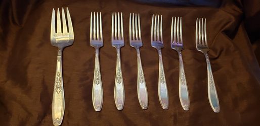 1847 Rogers silverplate flatware set of 7 pieces, forks