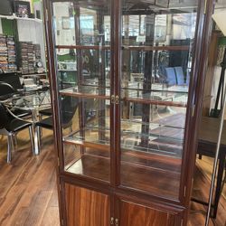 Beautiful Curio Cabinet With Lights And Glass Shelves  (excellent condition )