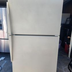 RefrigeratorNICE BIEGE Apartment Size Refrigerator   29.5 Wide  By 64.5 Tall