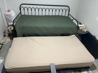 Twin trundle day bed with everything included