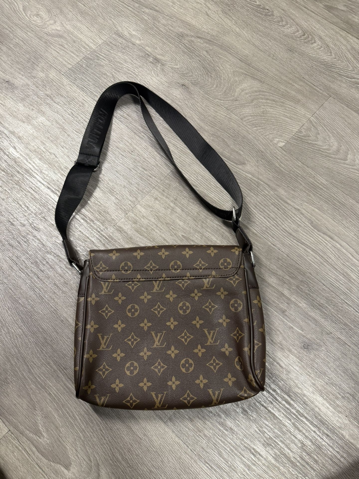 LV messenger Bag