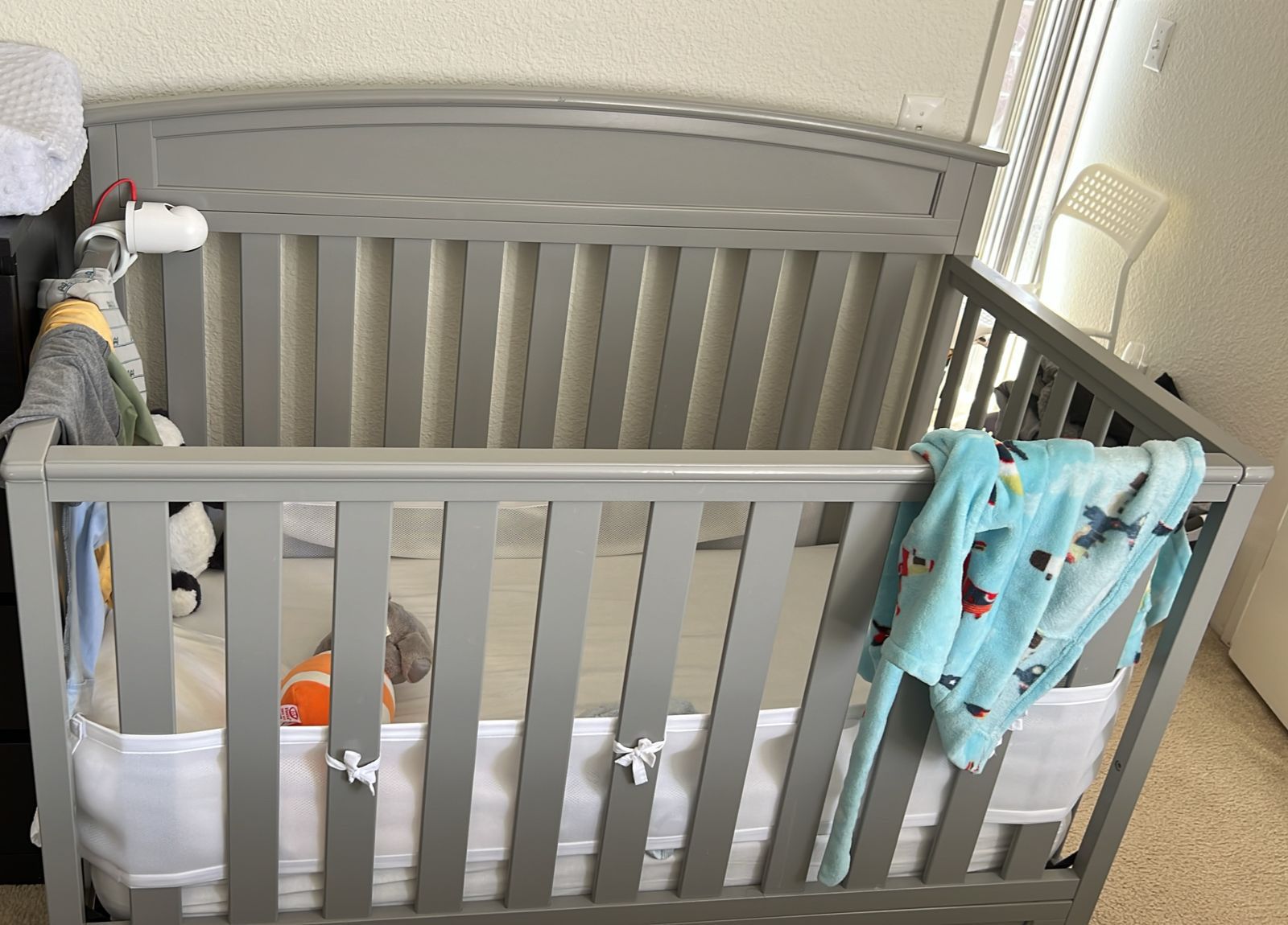 Baby Crib - Lightly Used 