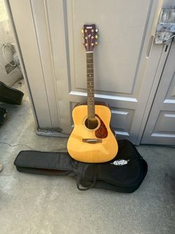 Yamaha Acoustic Guitar with Gig Bag