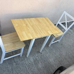 Two chairs with foldable table
