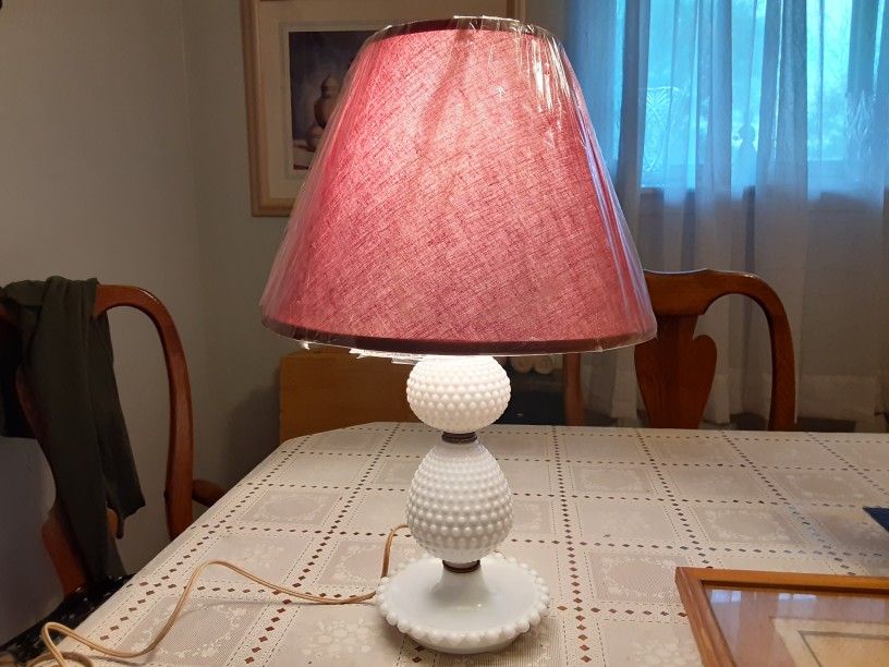  VERY NEAT LOOKING STATUE  MILK  GLASS  lamp  WITH A  NEW SHADE 