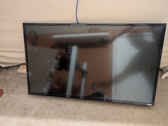 Vizio E42-E2 42.5" 4K UHD TV with Wall Mount