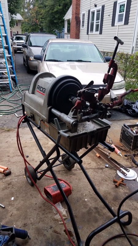 Pipe threader machine