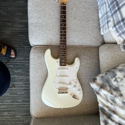 Squier Bullet Stratocaster HT Arctic White