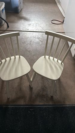 Small white chairs, kids table