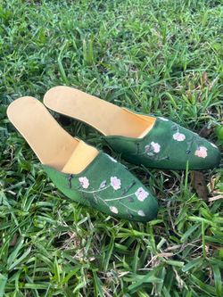 Green Floral Embroidered Block Heel Mules Size 45/ 13/14  Preowned Excellent condition pet & smoke free home.  Elegant green fabric mules with pink an