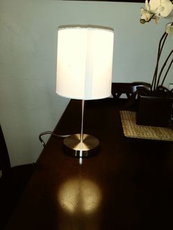 SMALL METAL DESK LAMP IN NICE WORKING CONDITIONS FOR ONLY $13