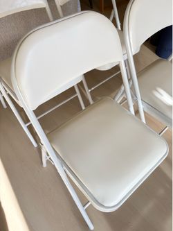 4 foldable chairs (never used)