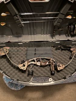 Compound Bow with Hard Case and Arrows