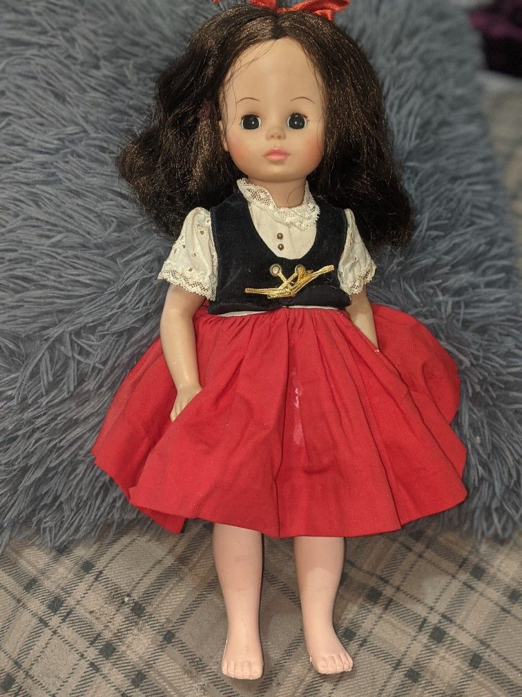 VINTAGE MADAME AlEXANDRA DOLL