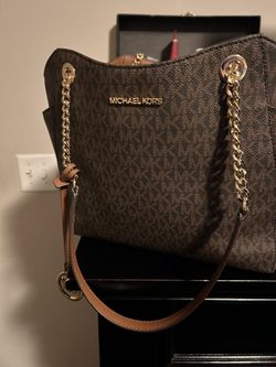 Jet Set Large Signal Logo Shoulder Bag