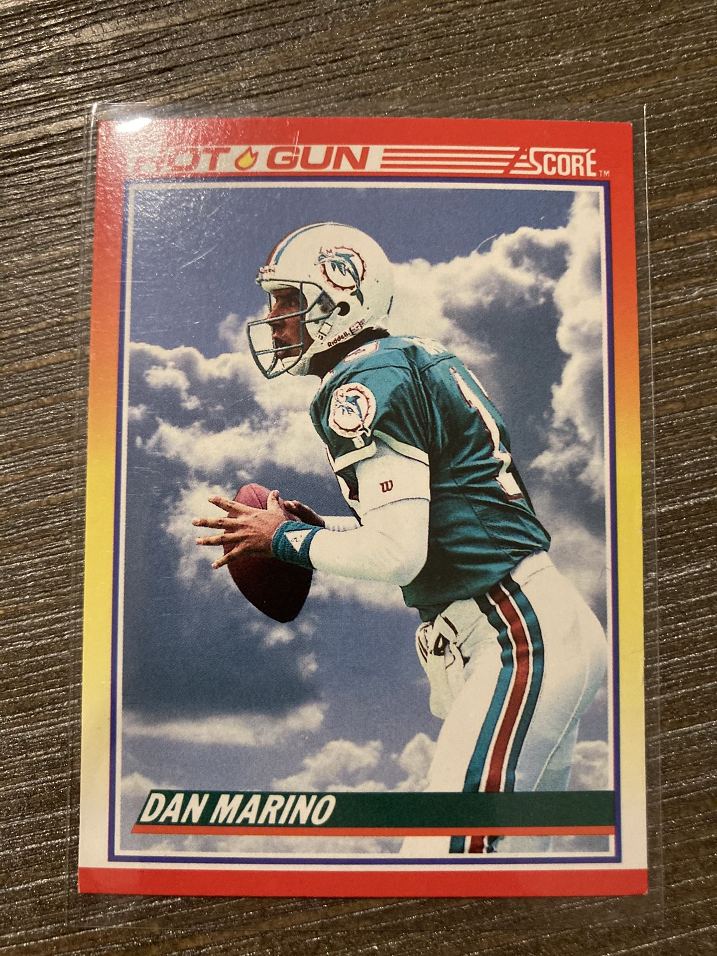 1990 Score Hot Gun Dan Marino Card