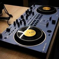 Pioneer Dj Scratch-Style 2-Channel DJ Controller for Serato DDJ-REV1   &  CASE !