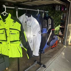 Vendo. 4.  Chamarras. Para.  Motos.  $50.  Each.  