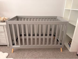 Grey crib w/mattress