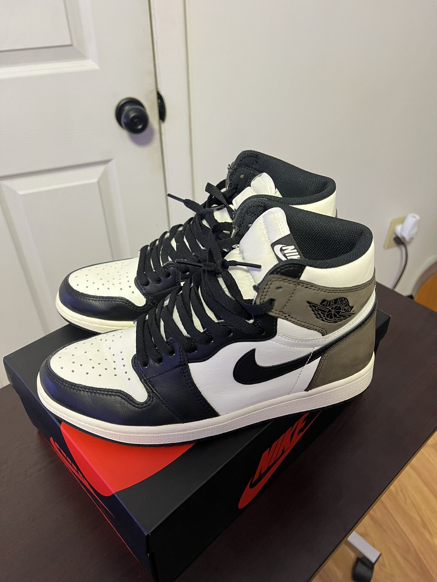 AIR JORDAN RETRO 1 MOCHA - SIZE 9.5 M