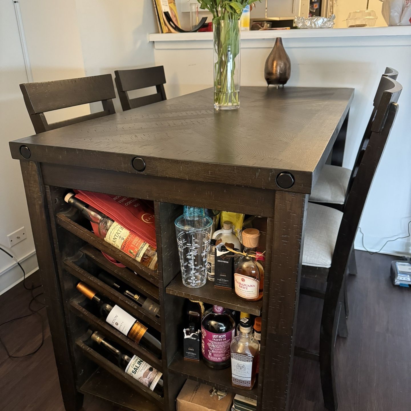 $600 - Dining Table With Bar And Outlets