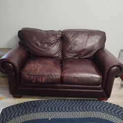 2 SEATER LEATHER COUCH 