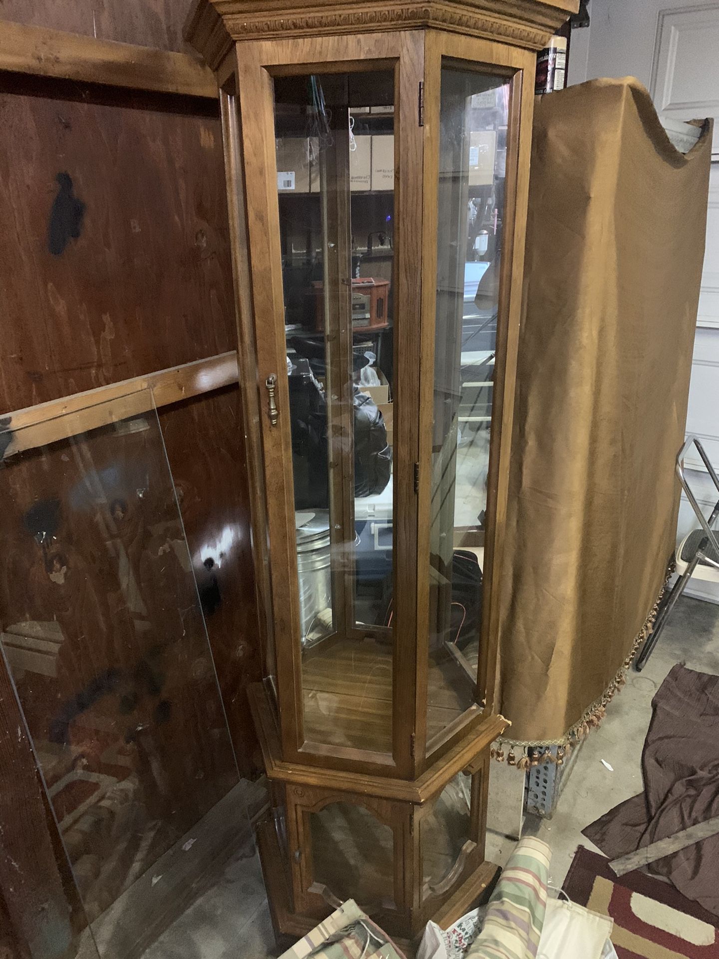 Vintage curio cabinet (3glass shelves)