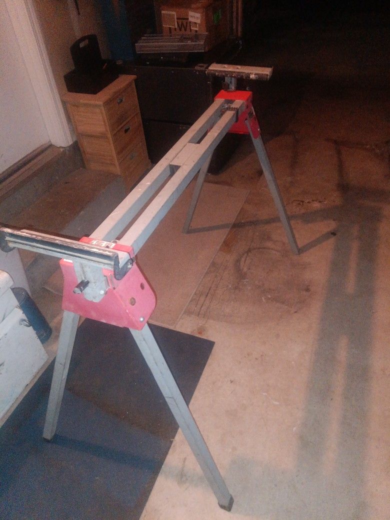 folding saw stand with retractable arms up to 12' of reach