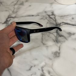 Oakley Holbrook 