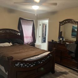 Queen bedroom set, 2 Matching dressers, & 2 Matching night stands 