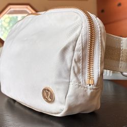 Lululemon Everywhere Belt Bag 1L in Mint Moment 