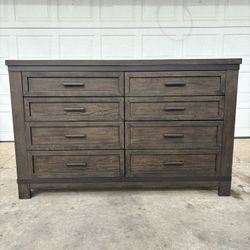 ‼️LIBERTY FURNITURE 8 DRAWER DRESSER WITH MIRROR‼️100$ OR BEST OFFER‼️GOOD CONDITION‼️DELIVERY AVAILABLE🚚