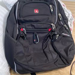 BEAUTIFUL LIKE NEW  BLACK SWISSGEAR BACKPACK 