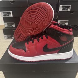Nike Air Jordan 1 Mid GS Gym Red Reverse Bred 554725-660 Size 6.5y Brand New 