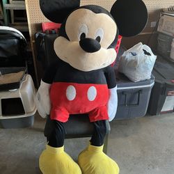 Mickey Mouse Peluche $40