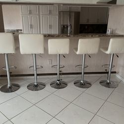 LIKE NEW! White Faux Leather Bar Stools/Taburetes de bar de cuero sintético blanco/Chèz ba blan an kwi sentetik