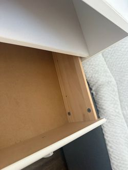 Set of 2 white night stands