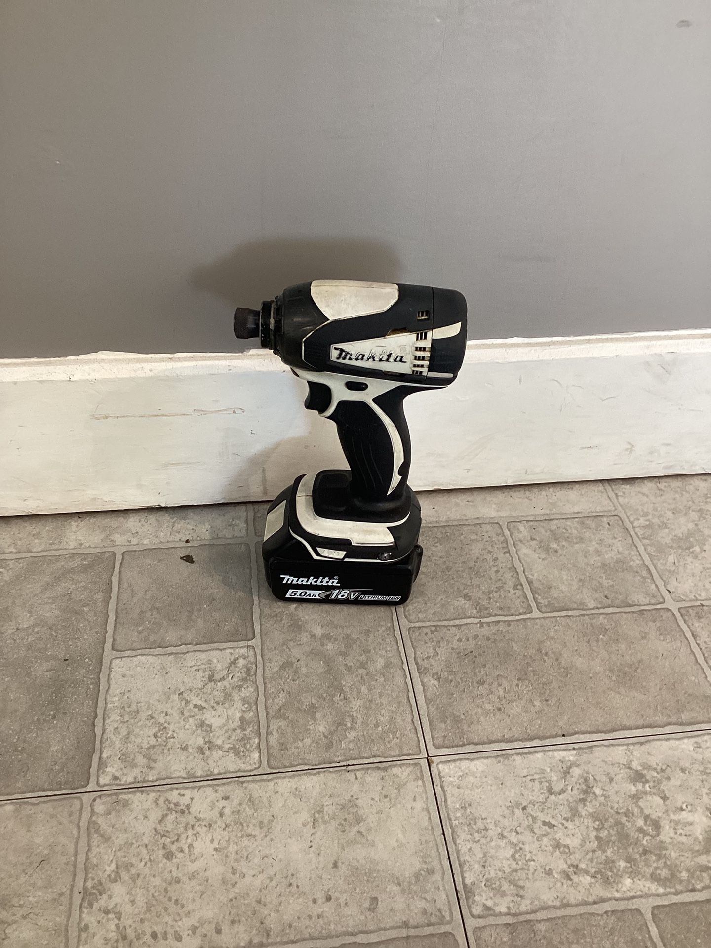 Makita LXDT04 Impact Driver With Battery (No Charger )