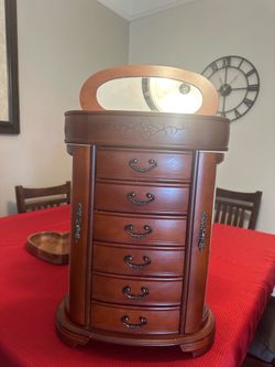 Wooden jewelry box