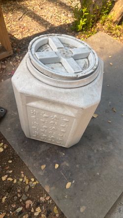 Gamma seal Lid with dog food and scoop