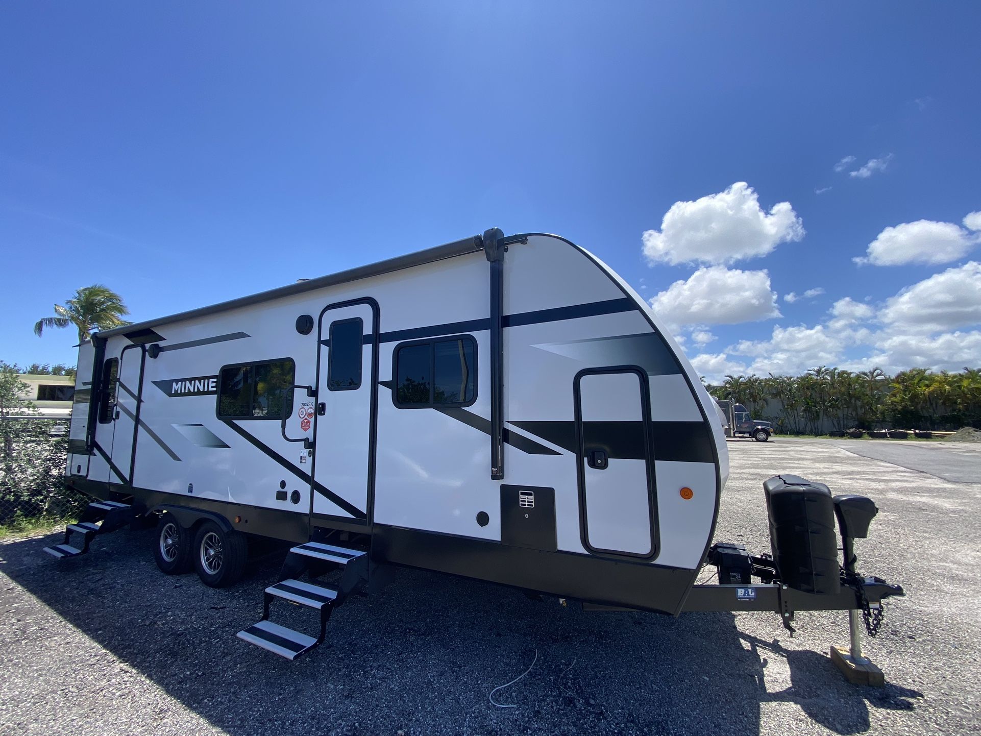 2023 Winnebago Front Kitchen Dual Access 28FK,