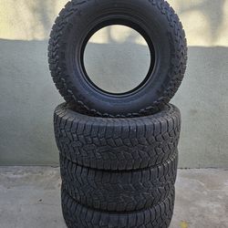 Complete set of falken rubitrek A/T 265/70/17