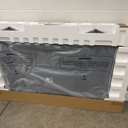 75” Vizio 4K Smart TV – Cracked Screen – Powers On – Complete w/ Box & Accessories