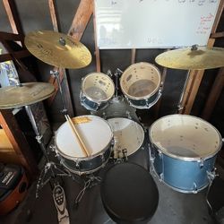 4 Piece Perl Drum Set