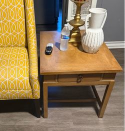 Wood end table with drawer