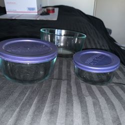 Pyrex bowl set