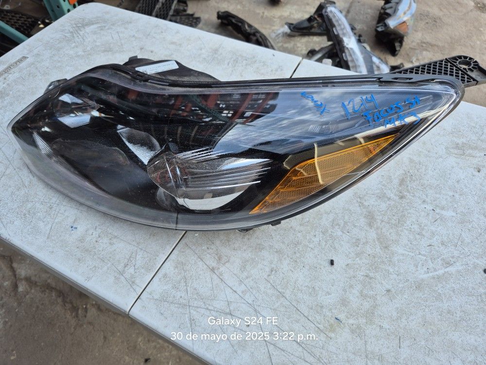 Ford Focus Left Headlight Lid Oem