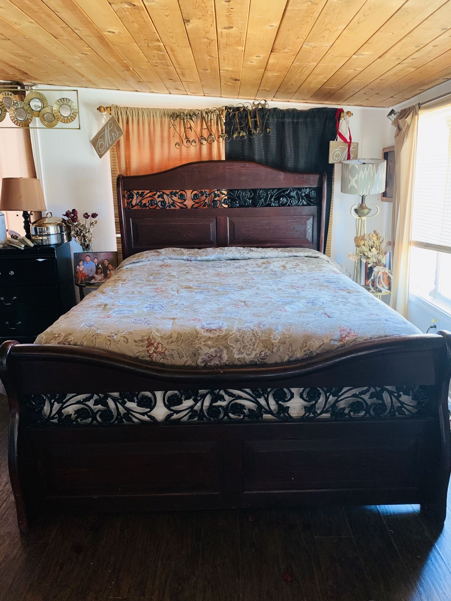 Spanish style frame rose 🌹 queen bed 200$ obo