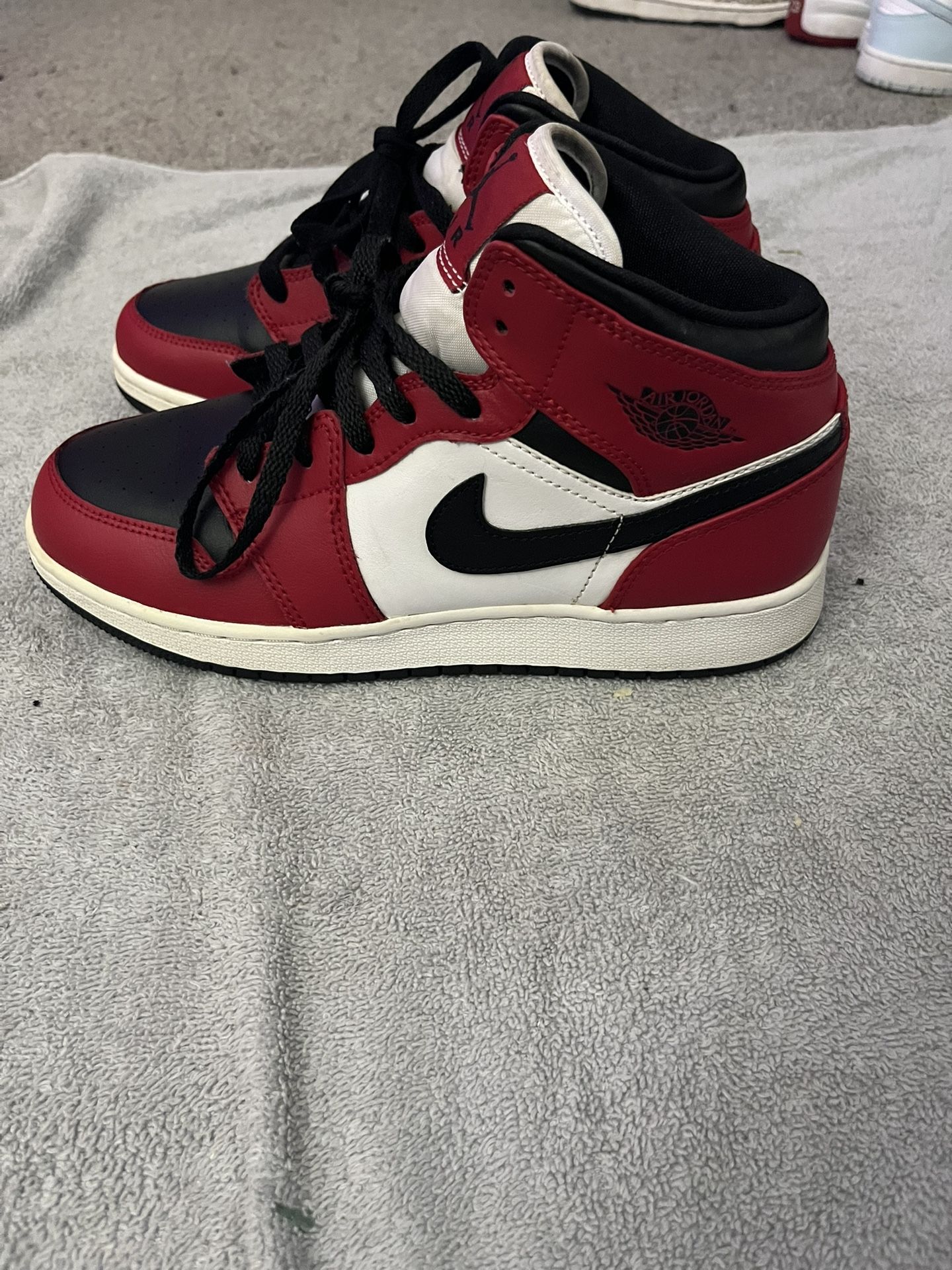 Size 6Y Boys Jordan 1 Mid Chicago Black Toe 