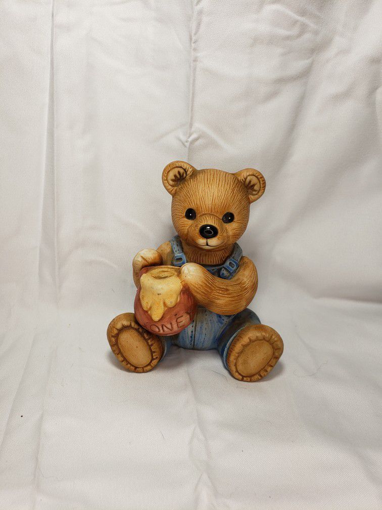 Homco Bear & Honey pot figurine  #1425 . Likenew condition.  Bear measures 4" T X 3 1/2" W . Smoke free home. 